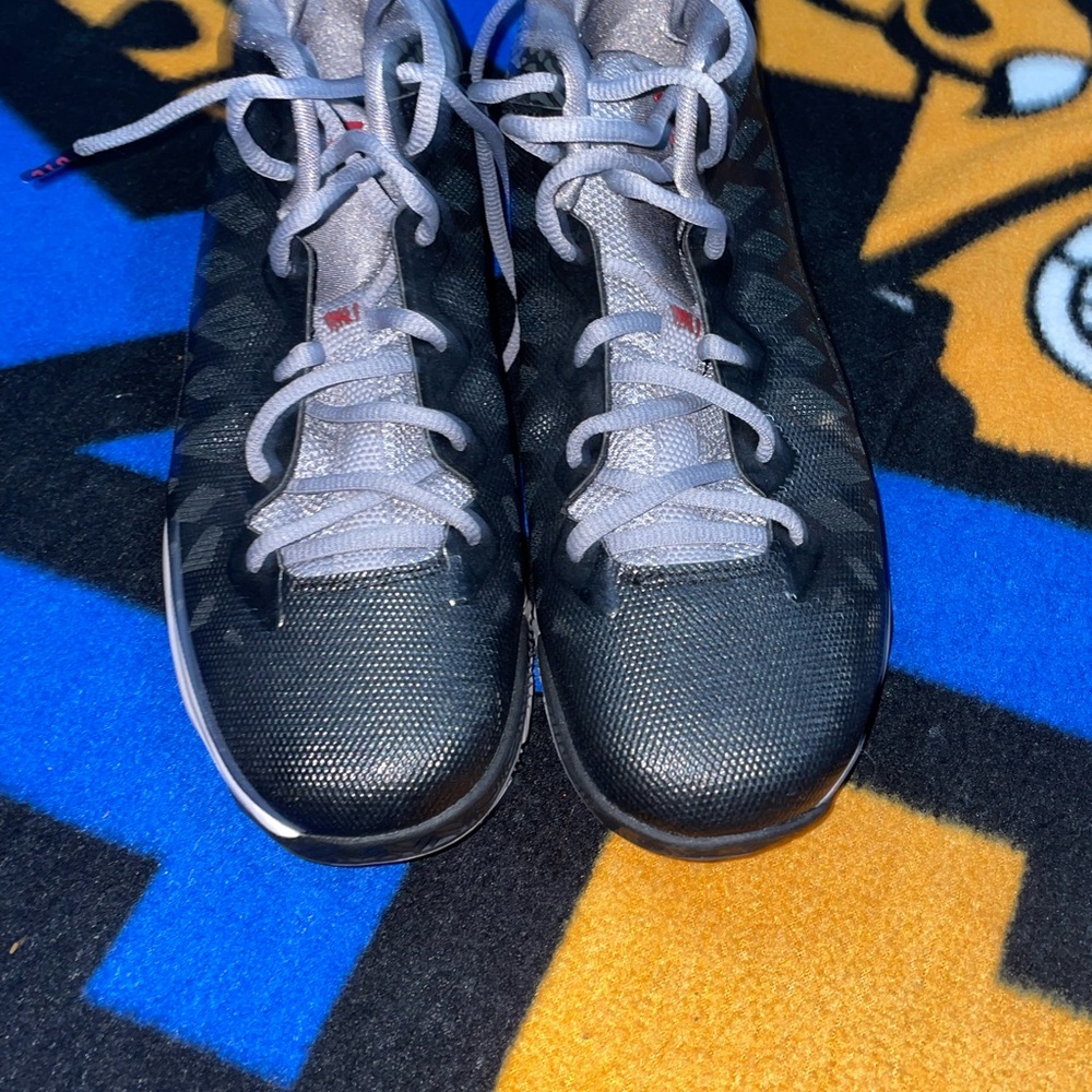 Boys Jordan basketball shoes - Picture 3 of 5